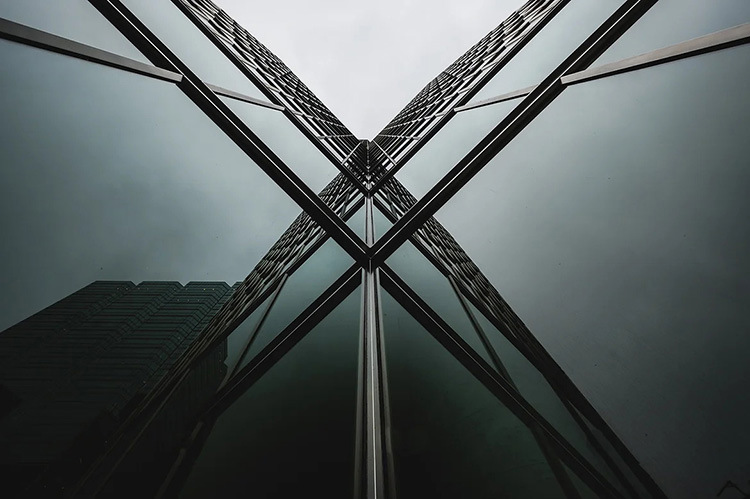 Street photography photo using leading lines, taken by Anthony Jackson.