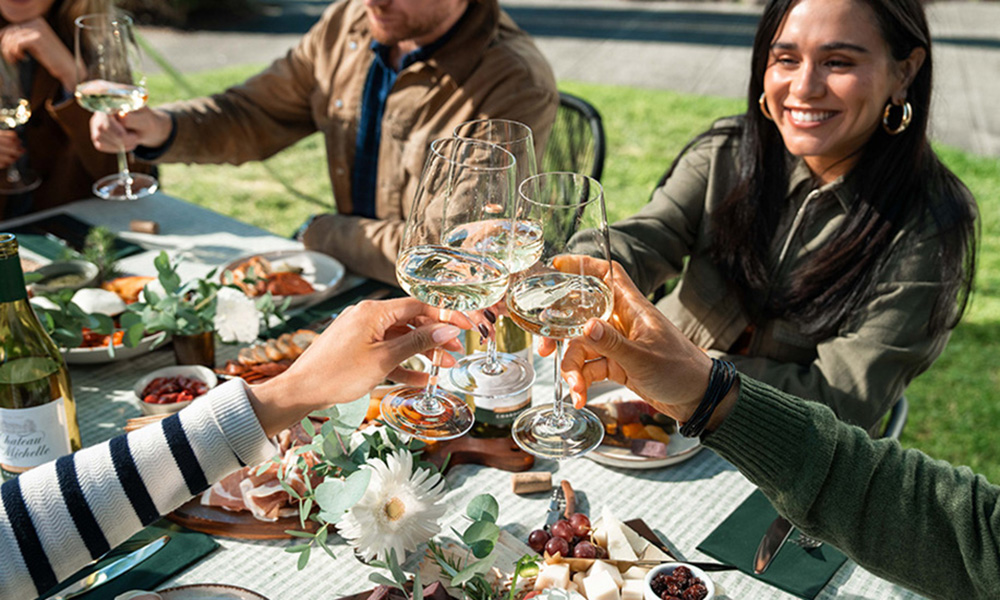 People cheering with wine glasses
