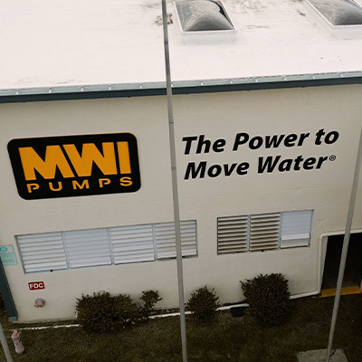 Bâtiment de l'entreprise MWI Pumps avec enseigne