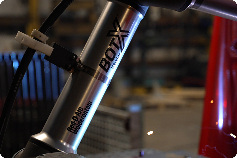 Bras du système de soudage BotX cobot avec logo