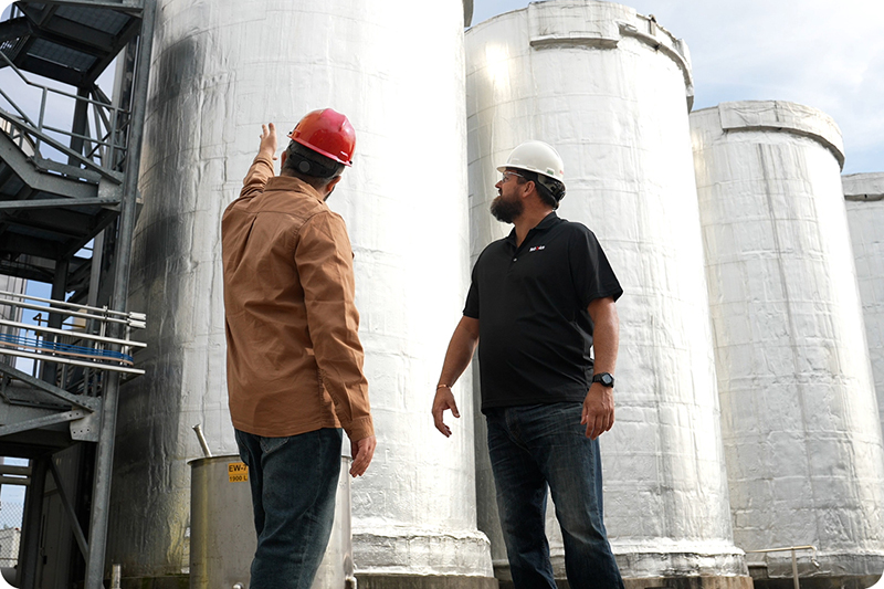 Un client et un employé inspectent l'usine de fabrication
