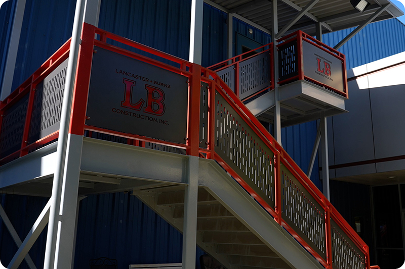 Escaliers vers l'entrée de l'entreprise Lancaster Burns Construction